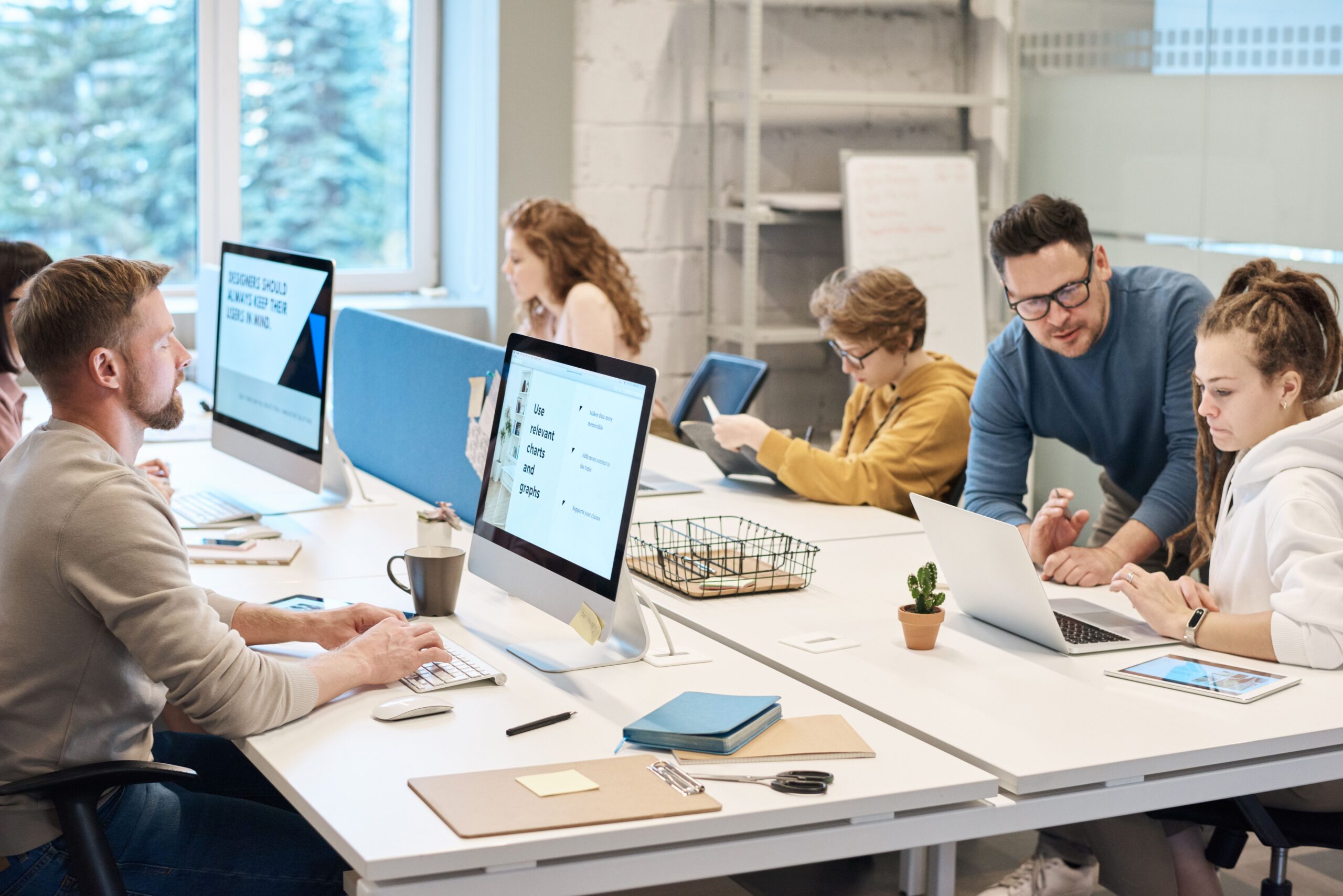 Equipo de recursos humanos revisando información sobre contratación