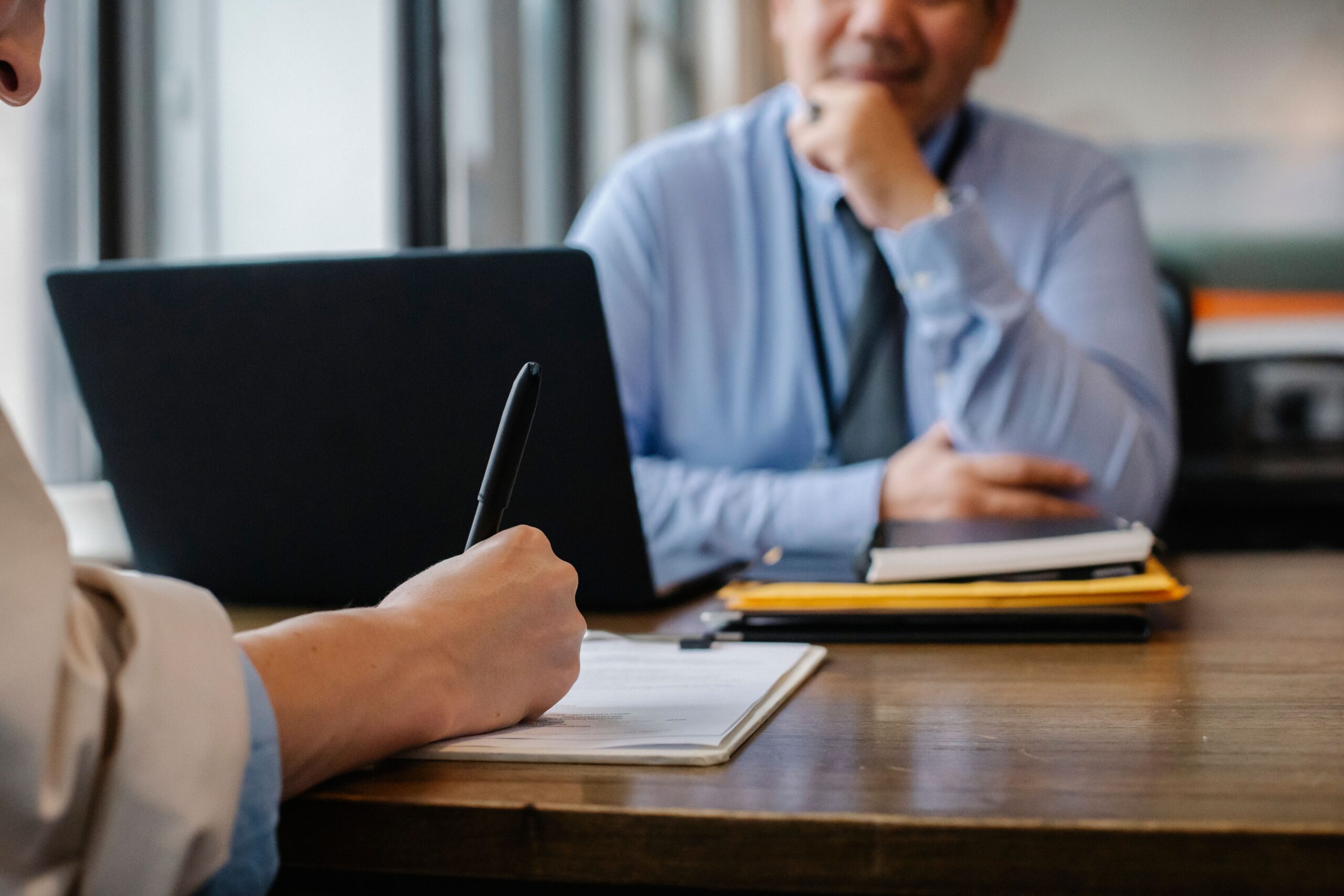 Equipo profesional organizando documentos y procesos laborales